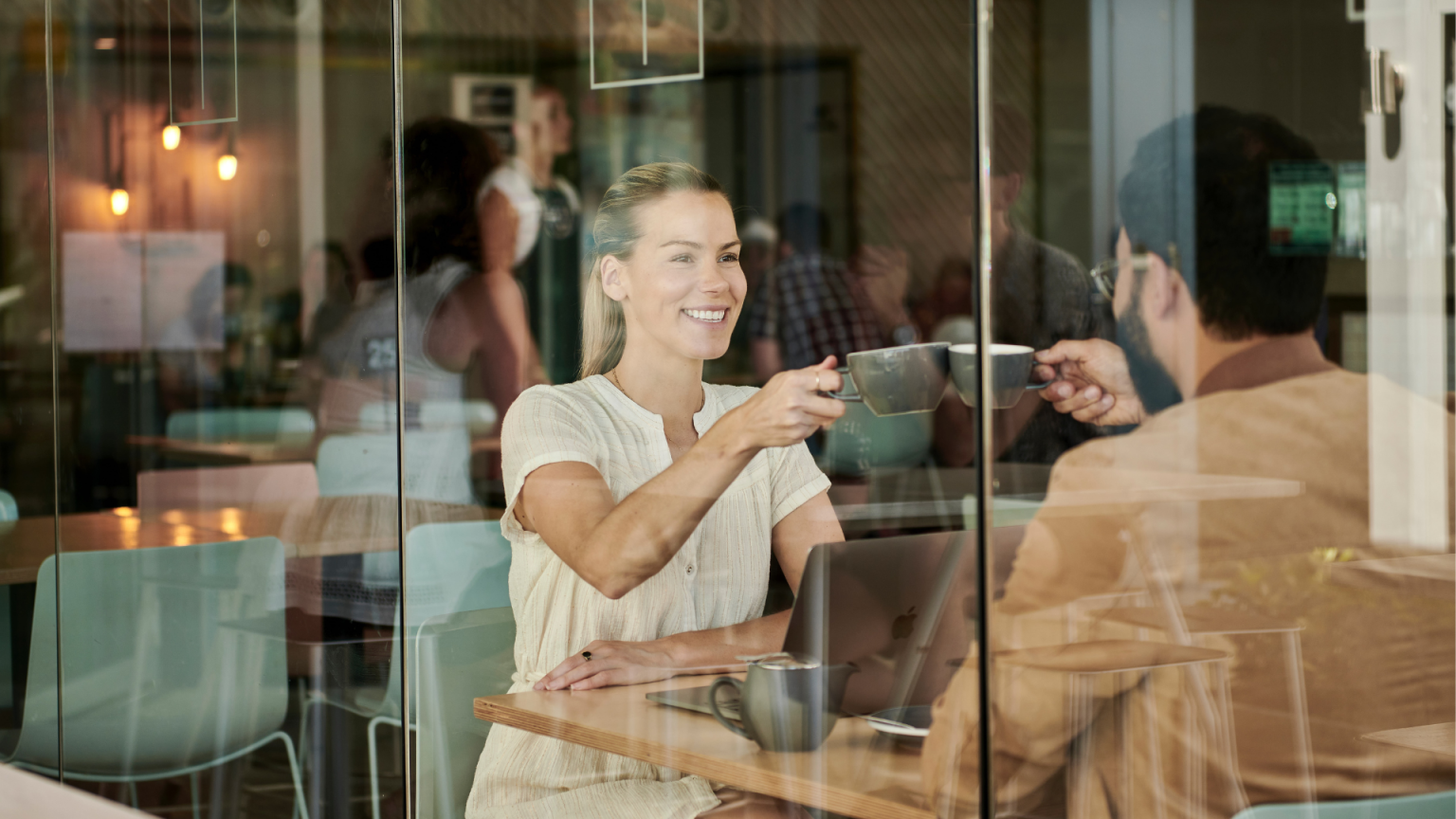 Le paiement anticipé de vos factures - Digit89, 2 personnes dans un café