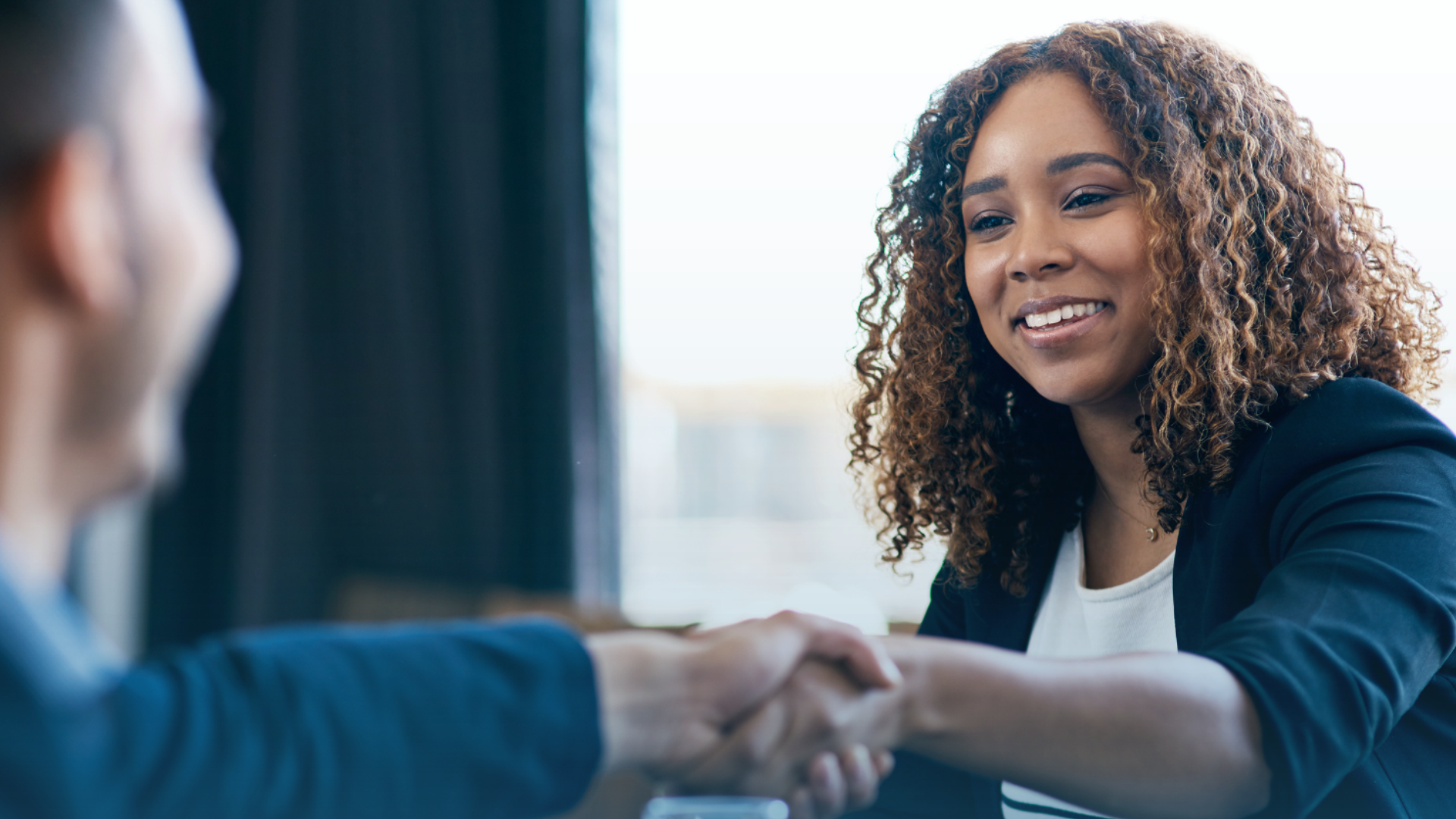 Collaborative Reverse Factoring - la solution responsable de paiements fournisseurs anticipés (P.F.A.) - femme serrant une main
